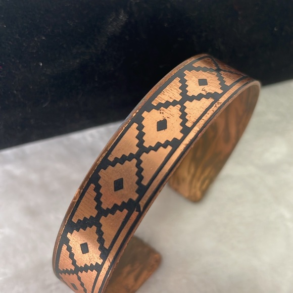 Copper cuff bracelet with black design. - Picture 3 of 6